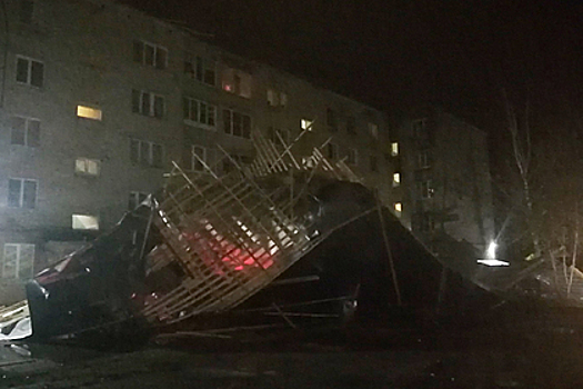 Крышу российского дома унесло ветром