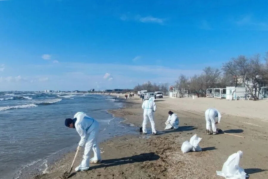 Спасатели очищают центральный пляж Анапы от нефтепродуктов