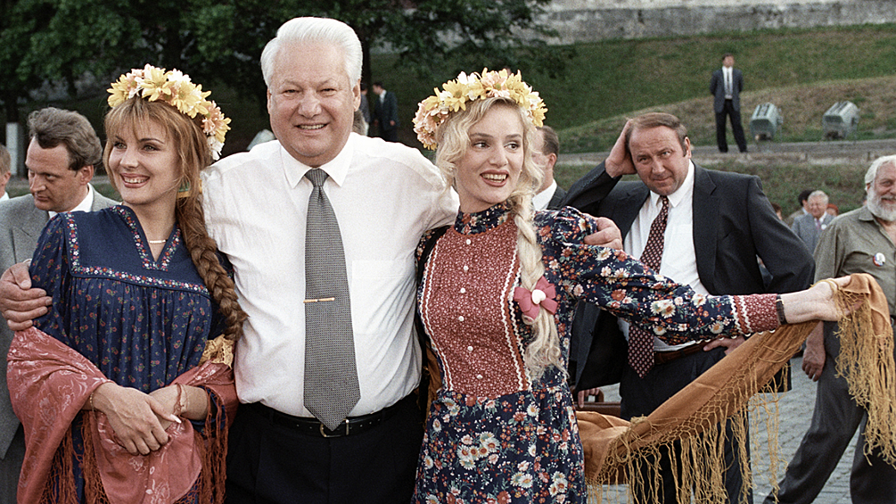  Кроме того, близкие Ельцина опасались за его здоровье — президент перенес операцию на сердце, но собрался в большой тур по регионам, чтобы «сблизиться с народом» и поднять свою популярность