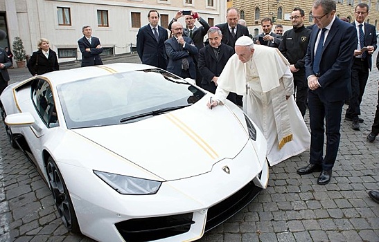 Папа Римский решил продать свой Lamborgini Huracan