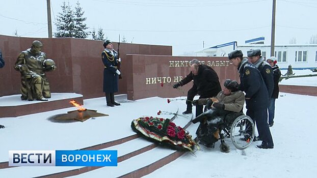 Курсанты и ветераны ФСИН возложили цветы к мемориалу защитникам Воронежа