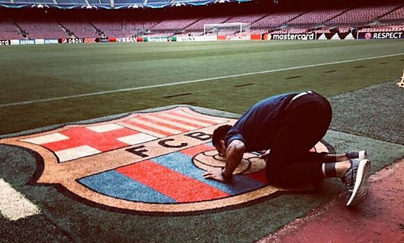 Стало известно, сколько бразильский защитник Алвес заработает в «Барселоне»