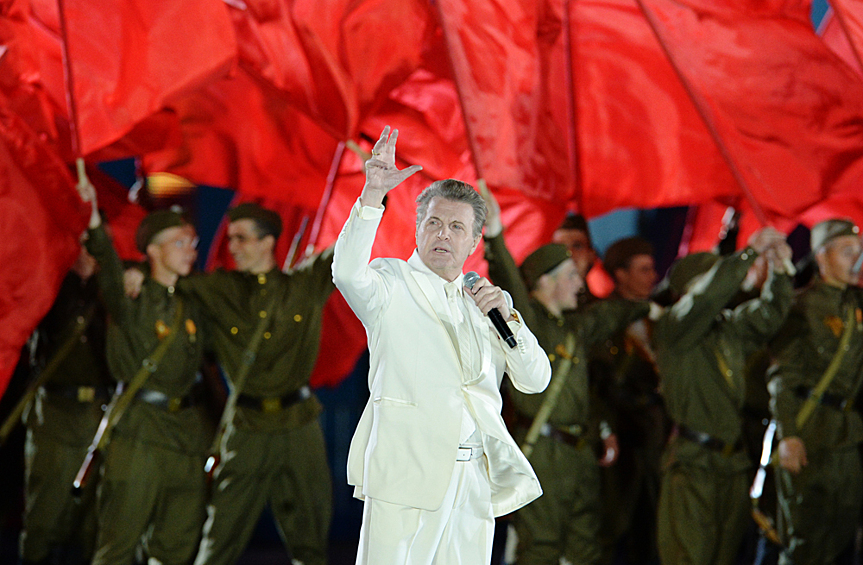 Певец Лев Лещенко во время праздничного концерта, посвященного 70-летию Победы в Великой Отечественной войне 1941-1945 годов, 2015 год