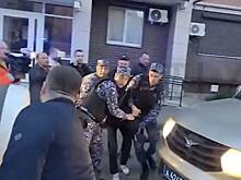 Перерезавший горло жене на дне рождения сына в России иностранец попросил домашний арест