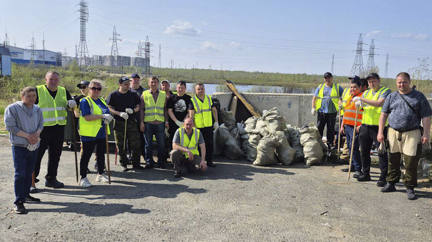 Более 90 кубометров мусора вывезли с улиц Салехарда и Горнокнязевска после субботника