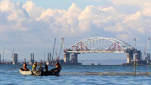 Строители досрочно завершили операцию по установке второй арки Крымского моста