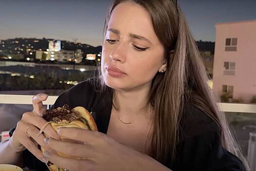 Российская блогерша попробовала еду из ресторана Илона Маска и назвала ее неполноценной