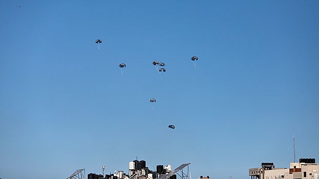 ОАЭ и Египет сбросили 53 тонны гумпомощи в сектор Газа по воздуху