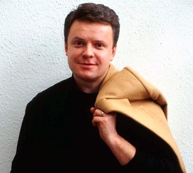 Сергей Супонев родился в 1963 году в селе Абрамцево Московской области в семье актёра и поэта Евгения Супонева и пианистки Галины Супоневой.  На телевидение он попал в 1980 году и первое время был простым грузчиком