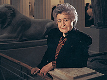 Ирина Антонова на фоне музея — реального и воображаемого