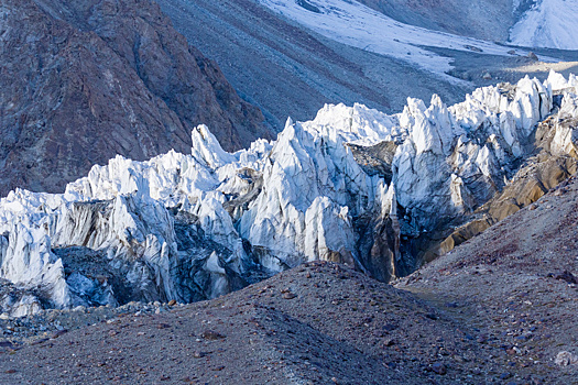 Спасение ледников: два ледяных 100-метровых керна с Памира передали Душанбе