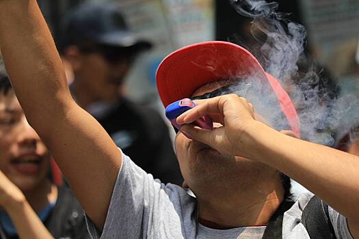 Врач сравнила вред от сигарет и вейпов