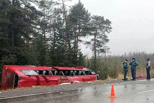 В Ханты-Мансийском районе автобус с людьми вылетел с дороги и разбился