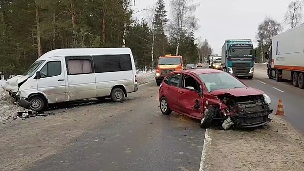 Четыре человека получили травмы в столкновении микроавтобуса и легковушки в Дзержинске