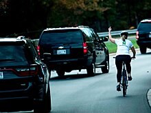 Уволена американка, показавшая Трампу средний палец