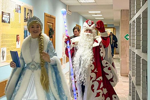 Бойцы СВО получили в госпитале новогодние подарки и автографы хоккеистов