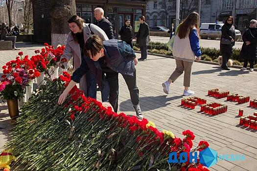 Ростовчане несут цветы к мемориалу жертвам теракта