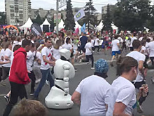 Робот-бегун затесался в толпу марафонцев и «пробежал» три километра