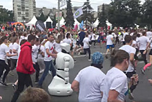 Робот-бегун затесался в толпу марафонцев и «пробежал» три километра
