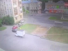 Наехавшая на людей «Газель» побуксовала и попала на видео