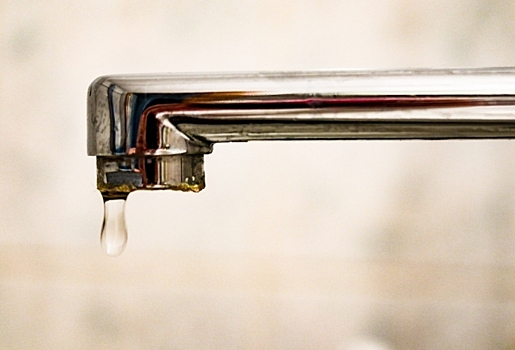 Из-за затянувшегося ремонта водопровода жители поселка Омский две недели сидят без воды