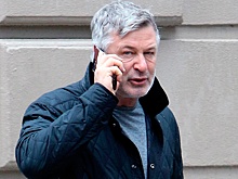 Застреливший оператора Алек Болдуин передал свой телефон следователям