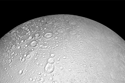 Станция Cassini нашла на спутнике Сатурна снеговик
