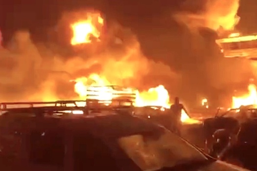 Взрыв прогремел в здании автосервиса в Махачкале, горит АЗС