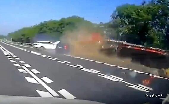 Электромобиль опрокинул большегруз в Китае