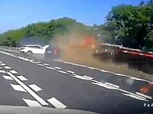 Электромобиль опрокинул большегруз в Китае