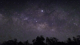 Новый спутник связи затмил большинство звезд на ночном небе