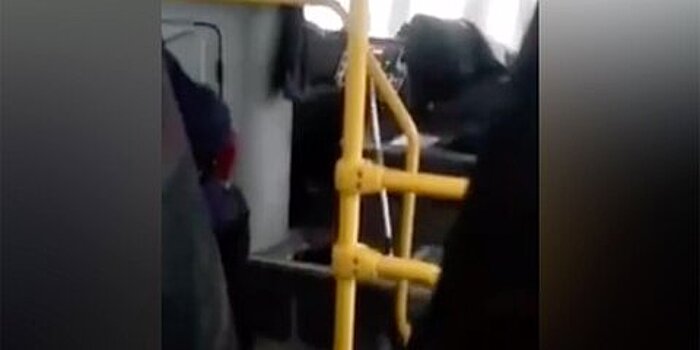 В "Балтрансавто" объяснили, почему водитель автобуса переключал передачи шваброй