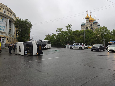 Маршрутный автобус перевернулся в центре Владивостока: подробности