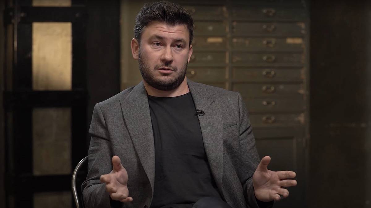 СМИ: Столичную квартиру писателя Глуховского* арестовали приставы