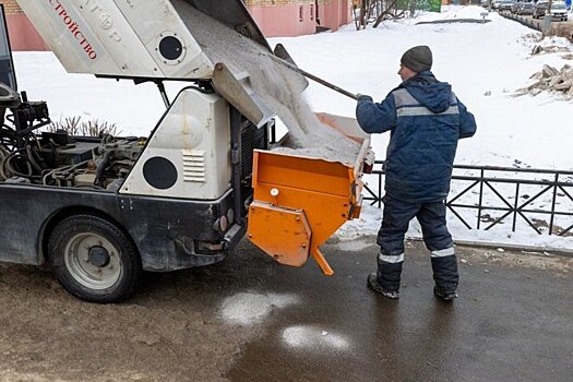 В Казани ночью распределили 536 тонн противогололедных материалов
