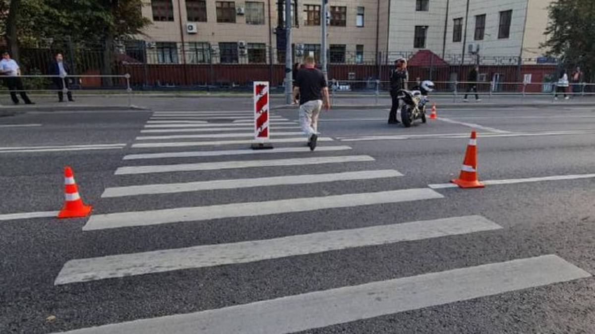 Мотоциклист сбил пешехода на переходе на востоке Москвы