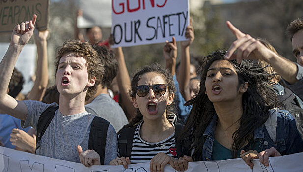 По всей Америке прошли акции школьников против оружия