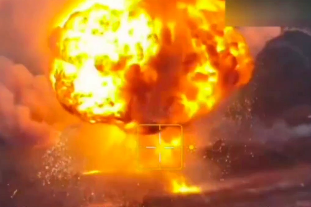 Появилось видео мощного взрыва, который разнес на части украинскую БМП-1