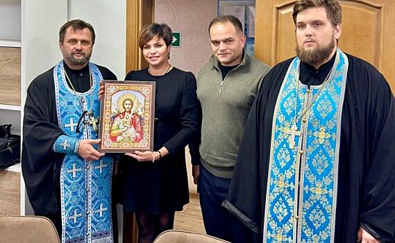 Курские чиновники освящают рабочие кабинеты по примеру губернатора