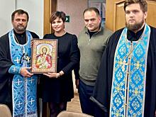 Курские чиновники освящают рабочие кабинеты по примеру губернатора