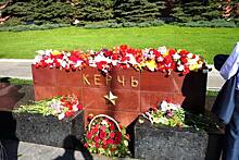 Москвичи начали приносить цветы к мемориалу города-героя Керчи