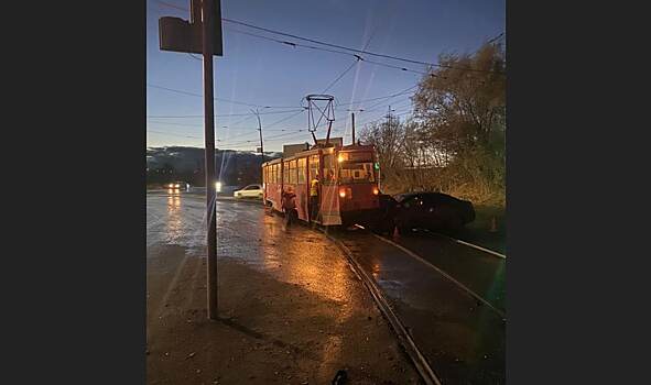 Во время столкновения трамвая с «Geely» в Орске пострадал человек