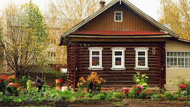 Мужчина пробрался на чужую дачу, устроил дебош и лег спать в трусах хозяина