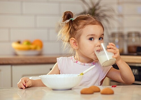 Врач объяснила, почему некоторым детям противопоказаны кефир и йогурт