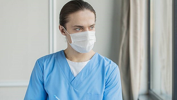 Мужчина два месяца выдавал себя за подругу и работал медсестрой