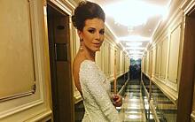 Наталья Подольская продемонстрировала крепкий тыл и идеальную фигуру в платье с «опасным» разрезом