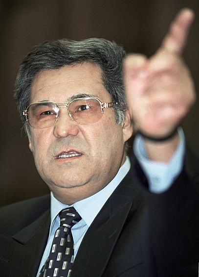 В марте 1994 на выборах в законодательное собрание Кемеровской области созданный Тулеевым блок «Народовластие» получил 63,3 процента голосов. В апреле он возглавил заксобрание и начал обвинять губернатора Михаила Кислюка, назначенного Ельциным, в коррупции и махинациях. Тулеев инициировал множество проверок администрации и завоевал популярность в регионе. 