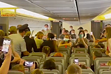 Россиянка утроила скандал на рейсе из Москвы и попала на видео