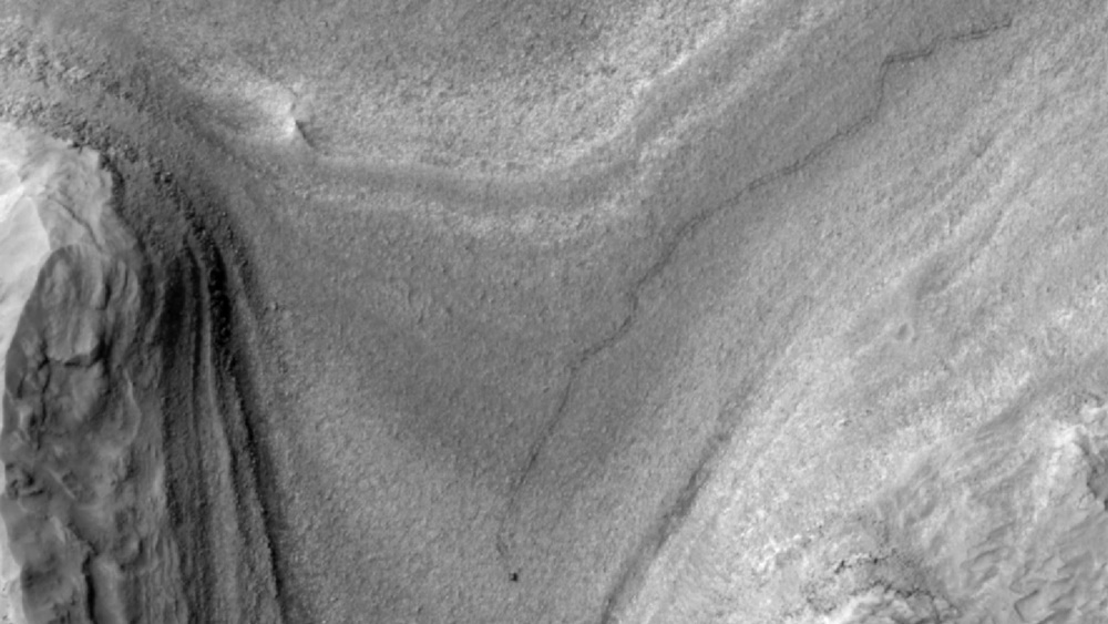 Марсианский аппарат сфотографировал с орбиты путь марсохода