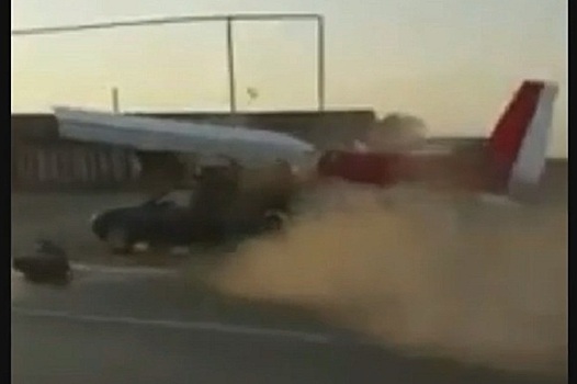 Легкомоторный самолет протаранил «ИЖ» на пешеходном переходе в чеченской станице